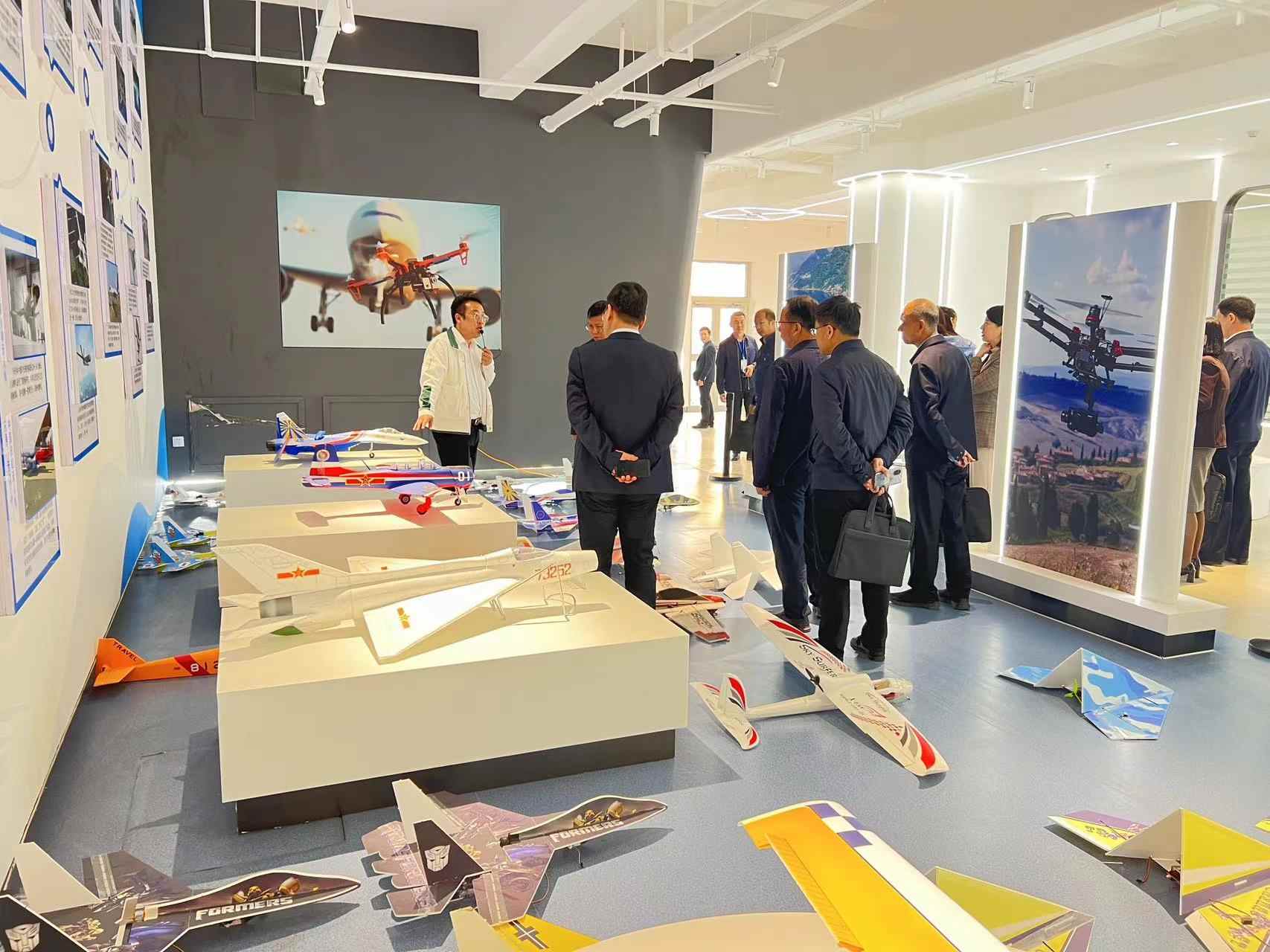 無人機(jī)航拍 新疆無人機(jī)的航拍培訓(xùn)<a href=http://dg.wywd.net/tags/jiaocheng/ target=_blank class=infotextkey>教程</a>分享