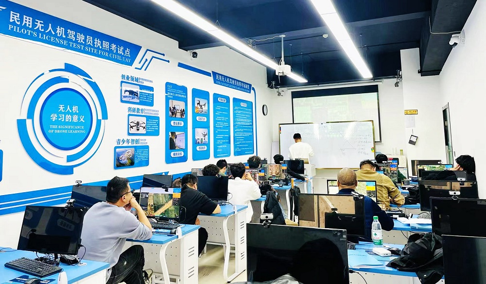 【新疆無人機飛行培訓】保華潤天航空：操控無人機，自由翱翔