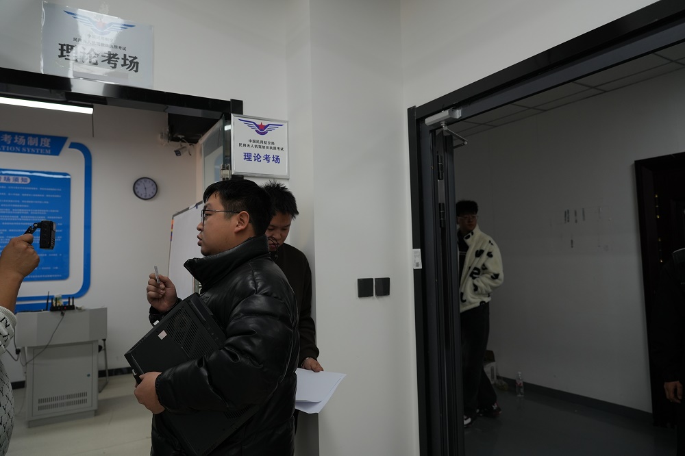 搭政策快車！2025新疆無人機飛手缺口萬人，保華潤天CAAC持證培訓