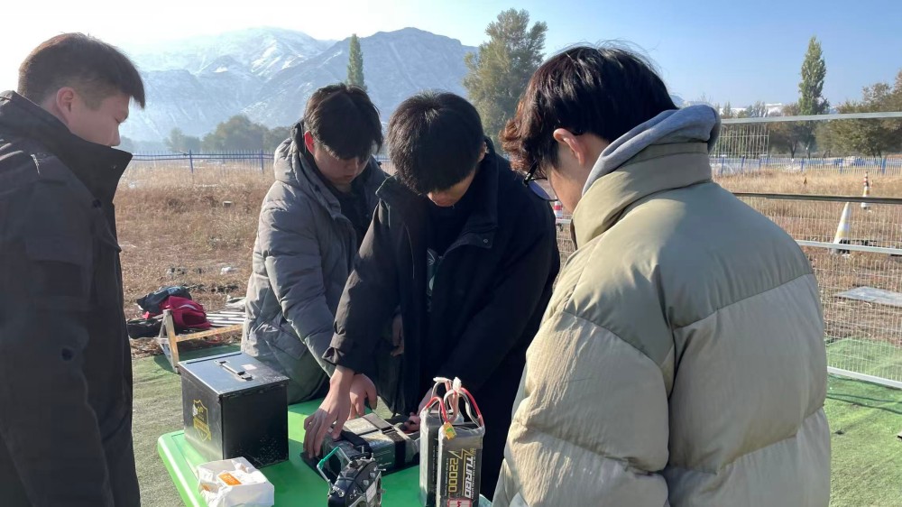 以前飛無人機叫玩，在保華潤天新疆無人機培訓學完那叫專業